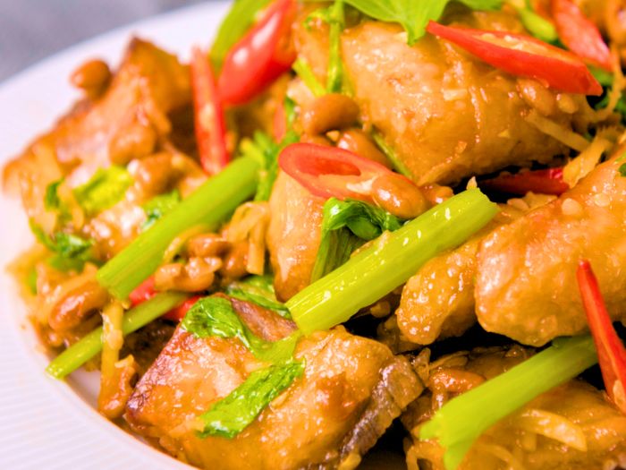 cá chép giòn xào rau cần