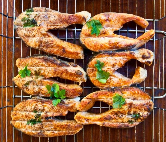 cá tầm nướng riềng mẻ bằng bếp than