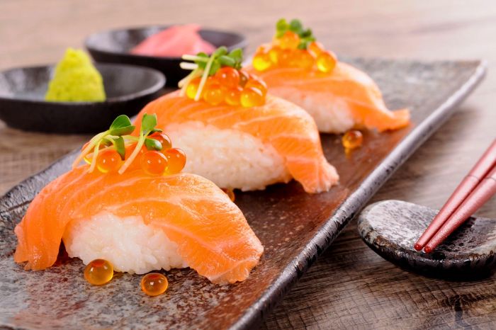 cách làm sushi cá hồi