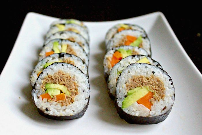 cách làm sushi cá hồi chín