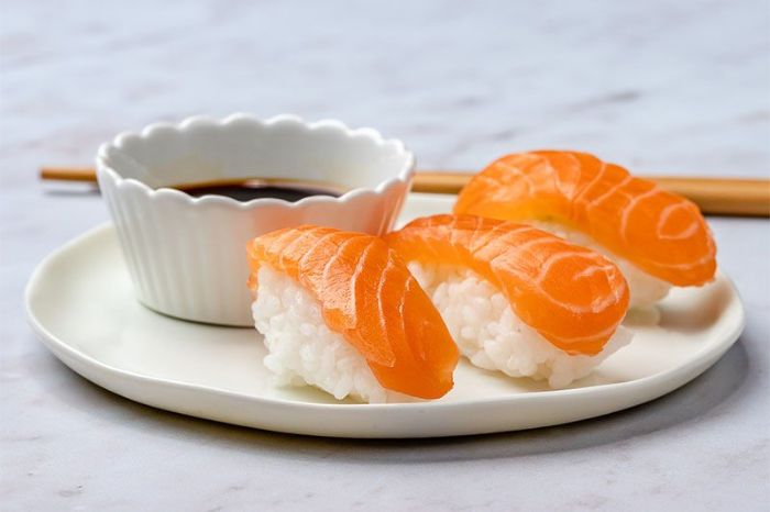 cách làm sushi cá hồi là gì?