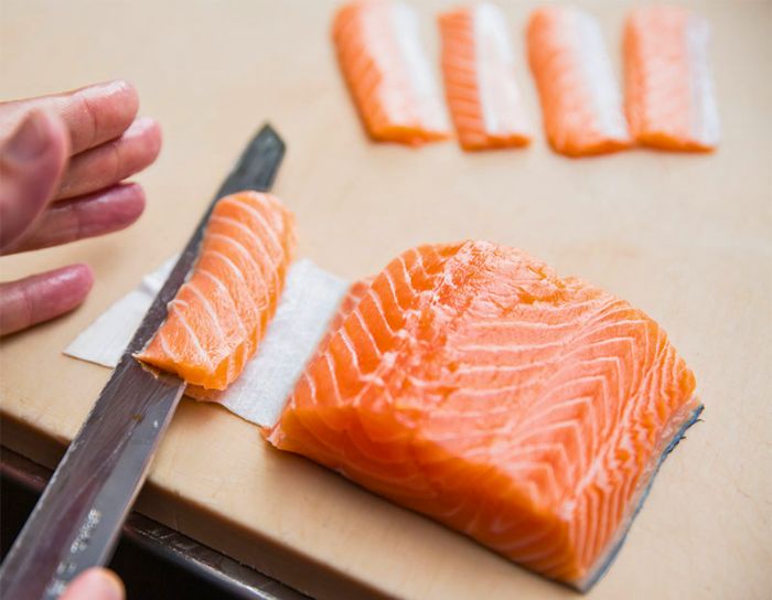 lựa chọn cá cho cách làm sushi cá hồi