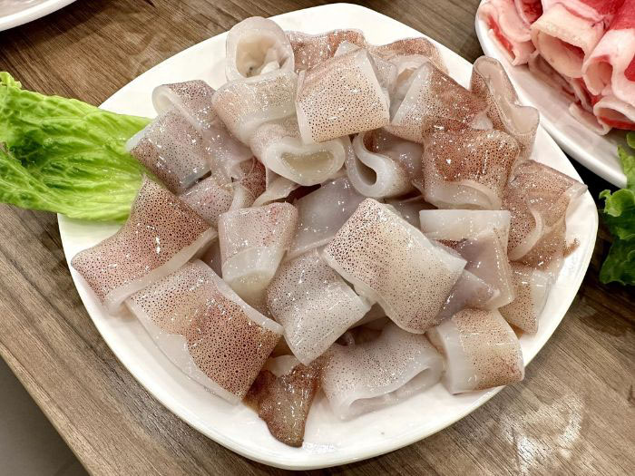 sơ chế mực để làm món mực chiên bơ tỏi