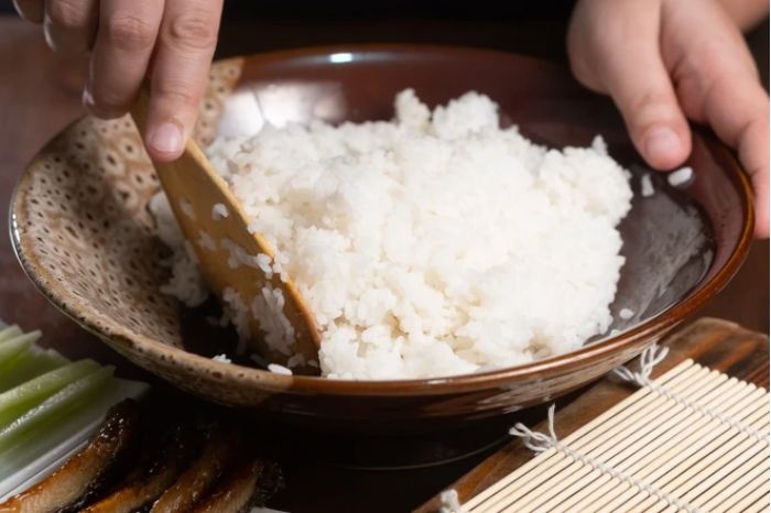 nấu cơm cho cách làm sushi cá hồi