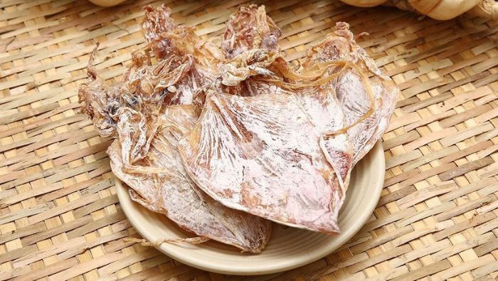 chuẩn bị mực khô để nướng