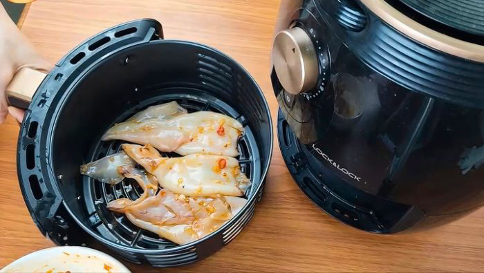 dùng nồi chiên không dầu để nướng mực