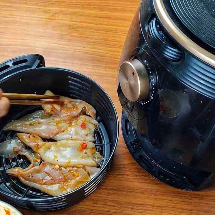 thường xuyên đảo mực khi nướng bằng nồi chiên không dầu