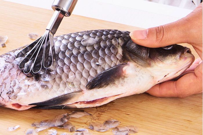 sơ chế cá chép giòn xào rau cần