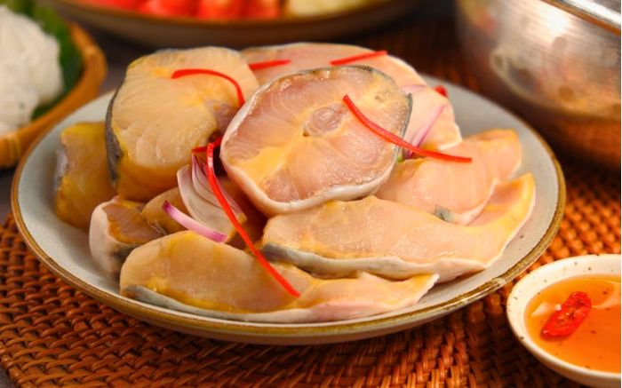 sơ chế cá tầm nướng riềng mẻ