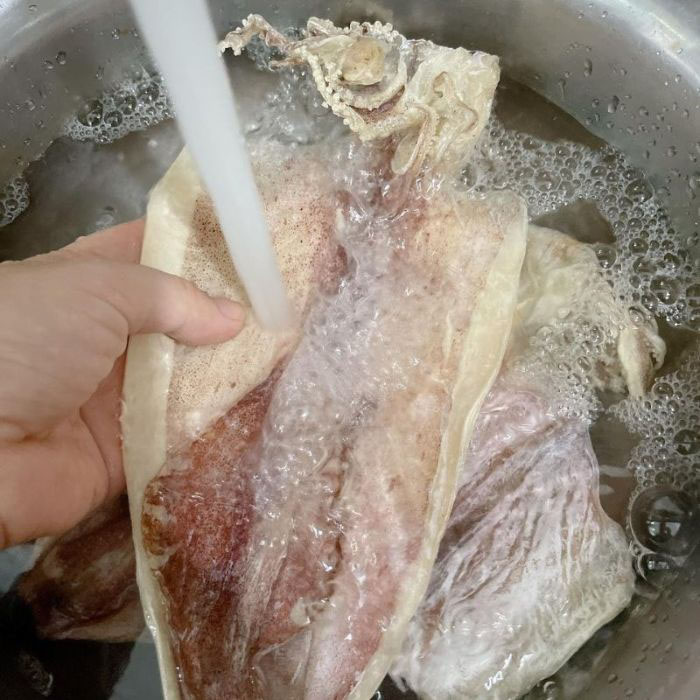 làm sạch mực khô trước khi nướng mực khô bằng nồi chiên không dầu