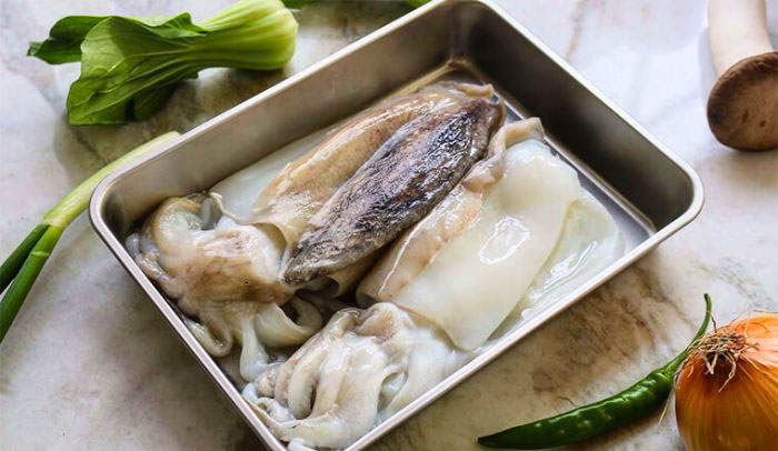 làm sạch trước khi nướng mực bằng nồi chiên không dầu