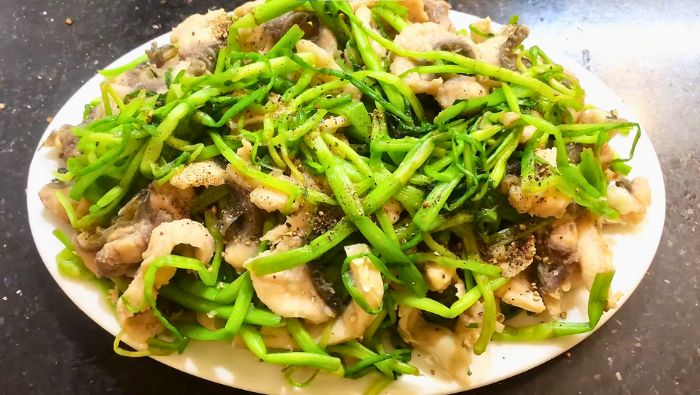 thưởng thức cá chép giòn xào rau cần