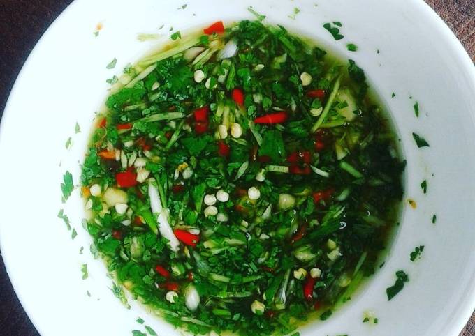 cách pha nước chấm hải sản với rau mùi